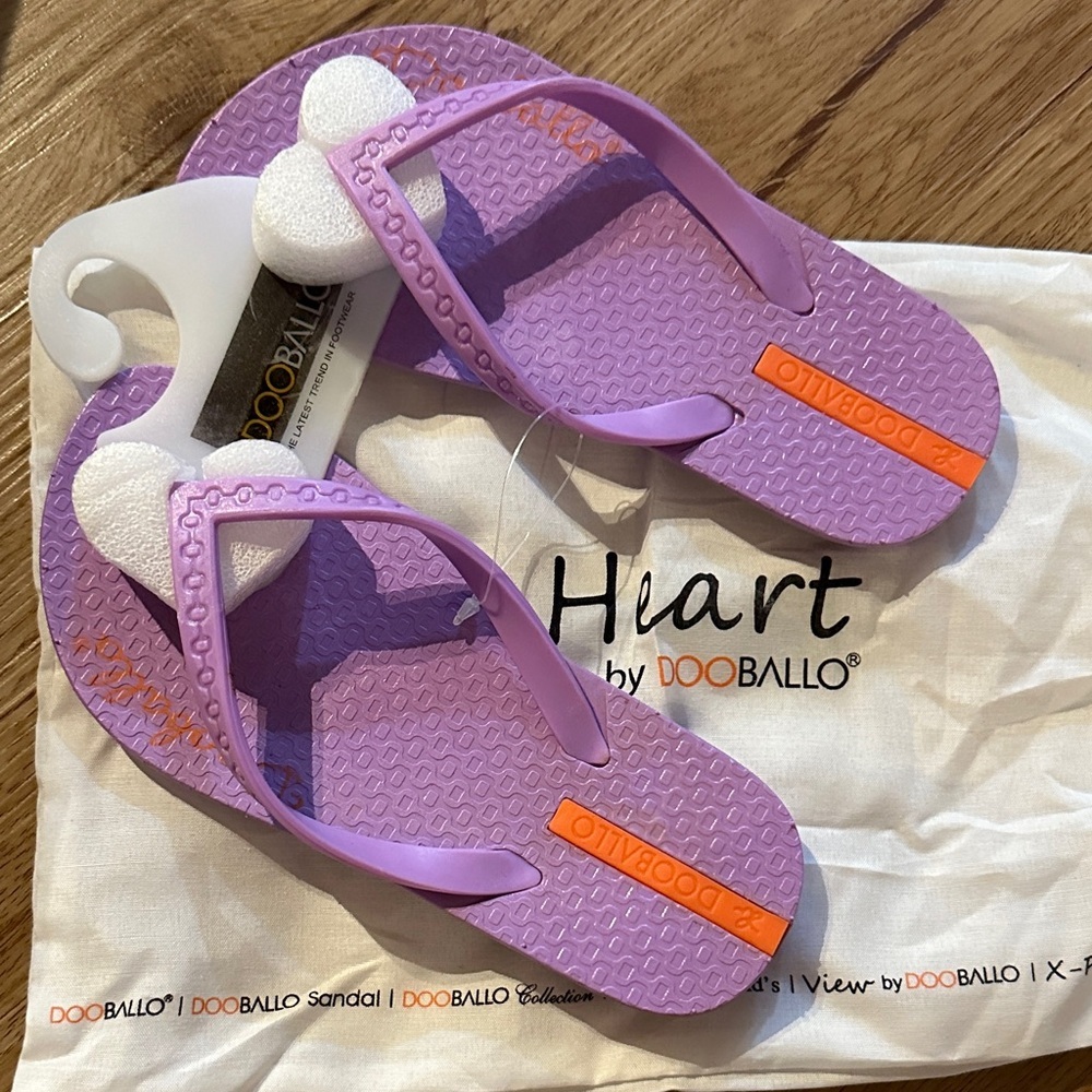 NEW Heart by DooBallo Lilac Flip Flops with Dust Bag size 11